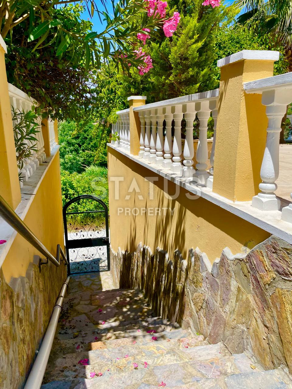 Two-storey villa 2+1 with its own territory in Mahmutlar. 225m2 +500m2 фото 28