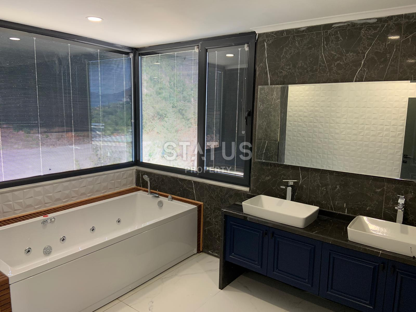 Five-room villa with sea and mountain views in Bektash district. фото 3