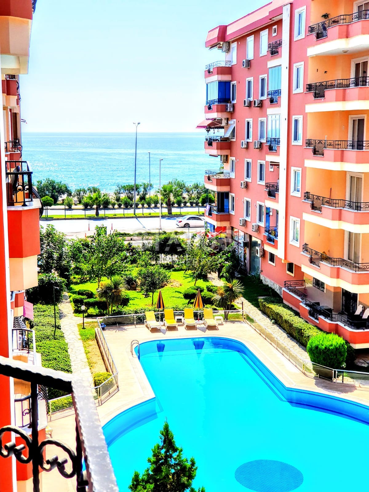 Меблированная квартира в комплексе с бассейном на первой линии в Махмутларе, 125 м2 фото 1