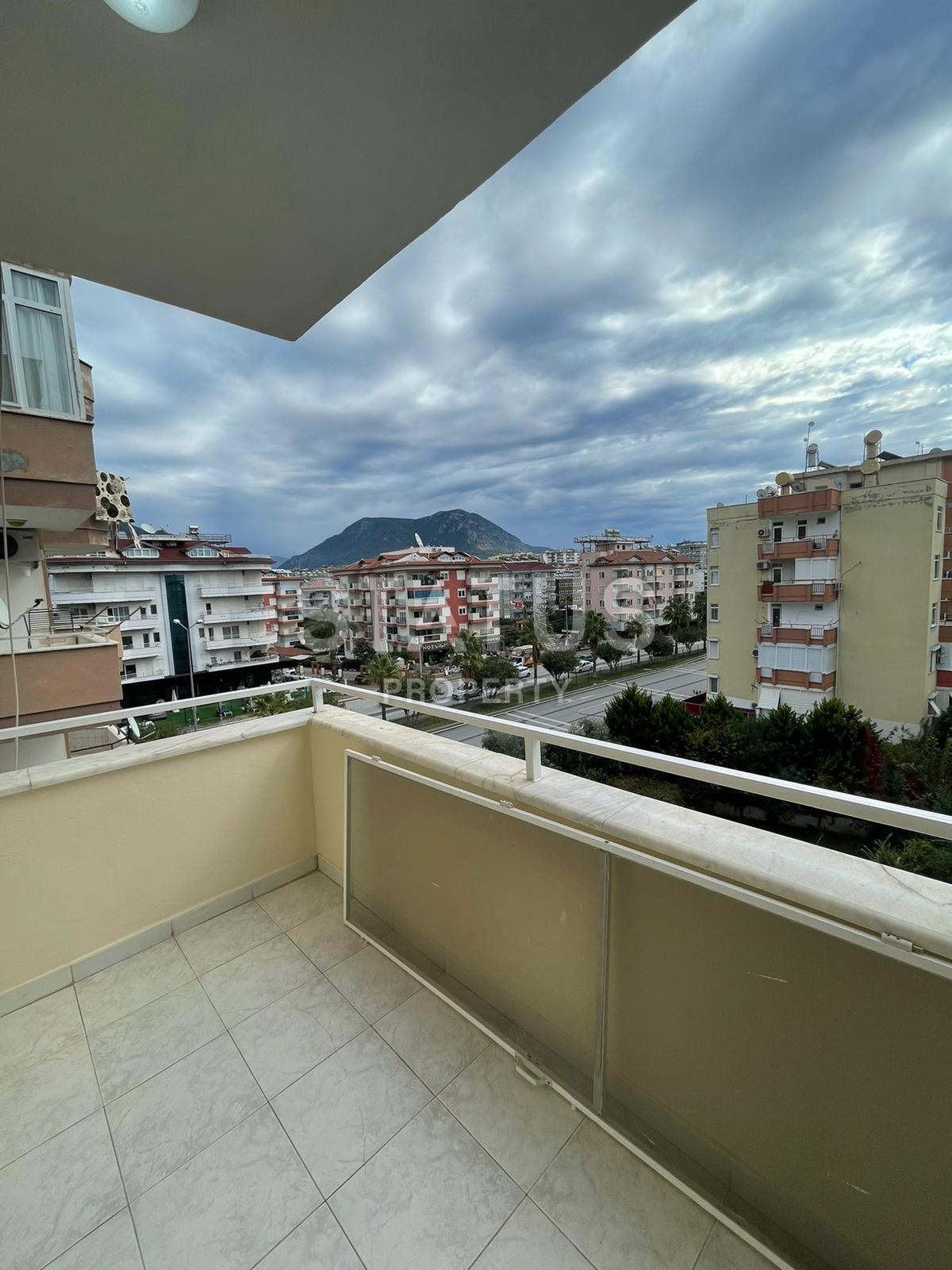 Четырехкомнатная квартира со свежим ремонтом без техники и мебели в Оба, 150 м2 фото 9