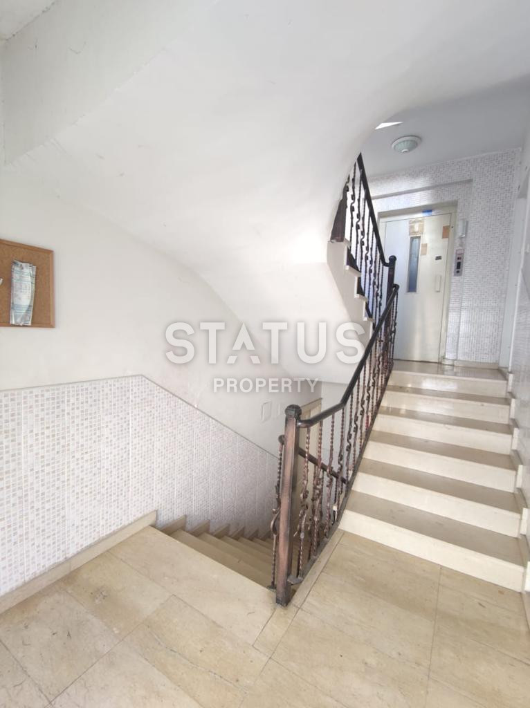 Просторная двухкомнатная квартира в центре города 700м от моря. 70м2 фото 3