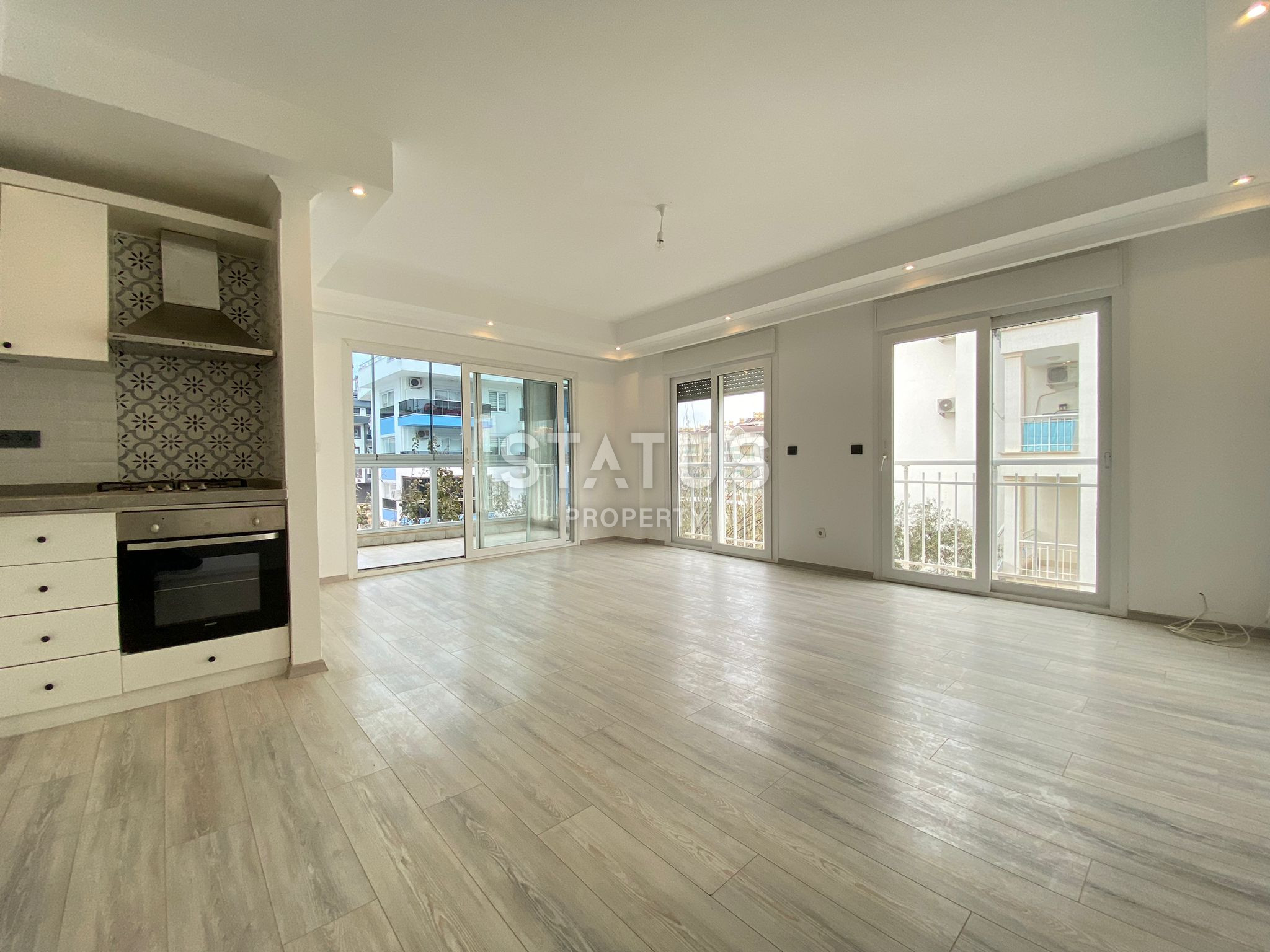 Spacious three-room apartment with household appliances in OBA. 110m2 фото 3