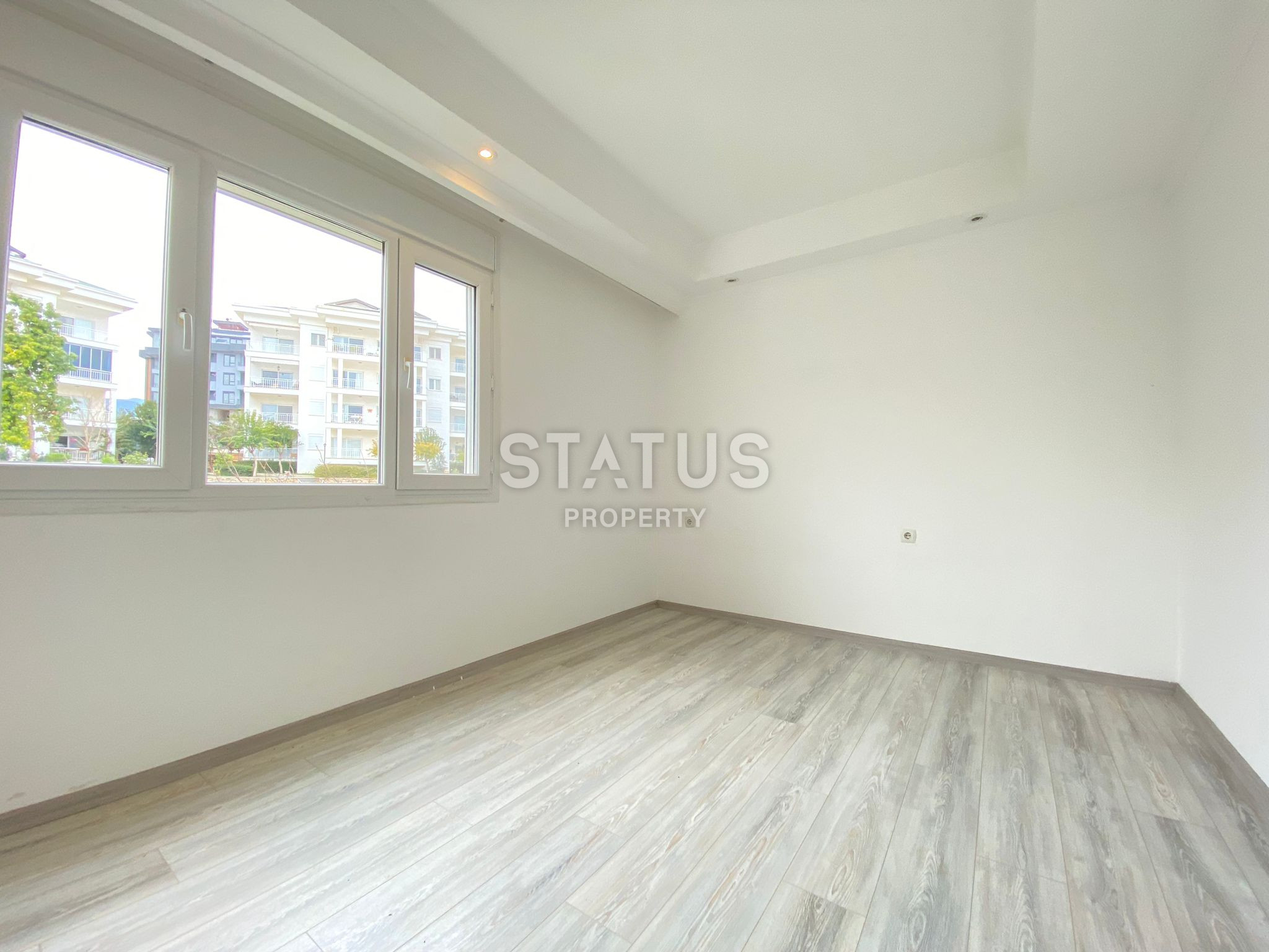 Spacious three-room apartment with household appliances in OBA. 110m2 фото 8