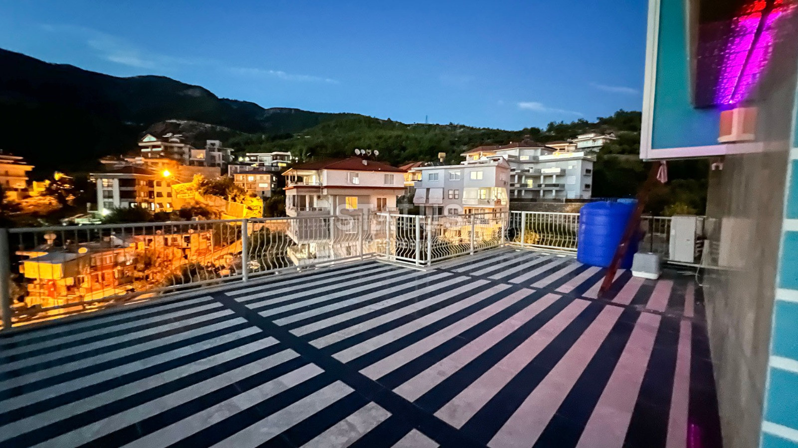 Трёхэтажная вилла с 12 спальнями в центре спального района Джикджилли. 1200м2 фото 18