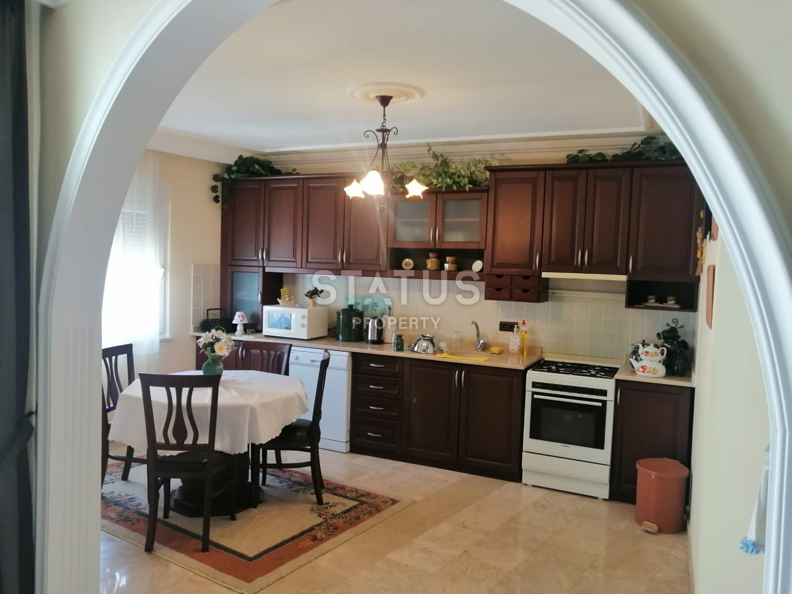 Меблированная просторная трёхкомнатная квартира в 5 минутах от моря в Махмутларе. 160 м2. фото 3