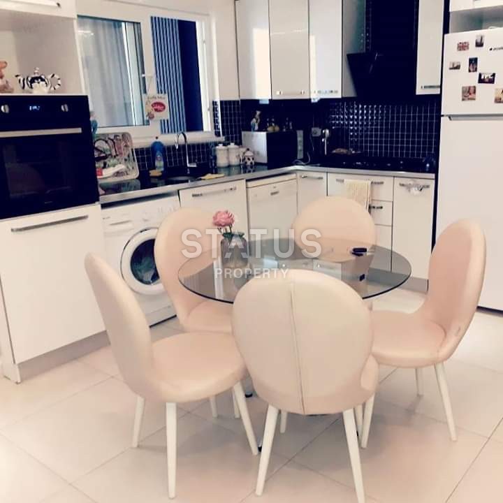 Меблированная двухкомнатная квартира с видом на море и горы, 65 м2 фото 2