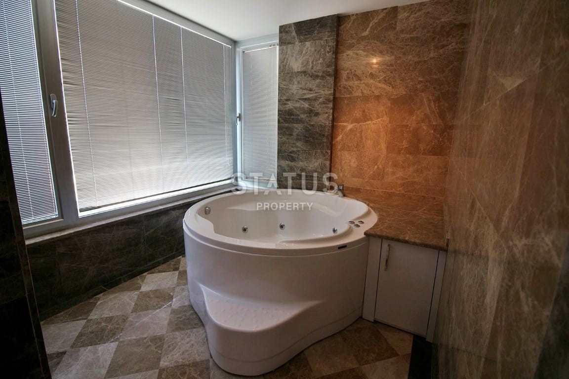 Двухэтажная просторная вилла 5+1 с собственным садом и бассейнов в районе Каргыджак, 280м2 фото 15