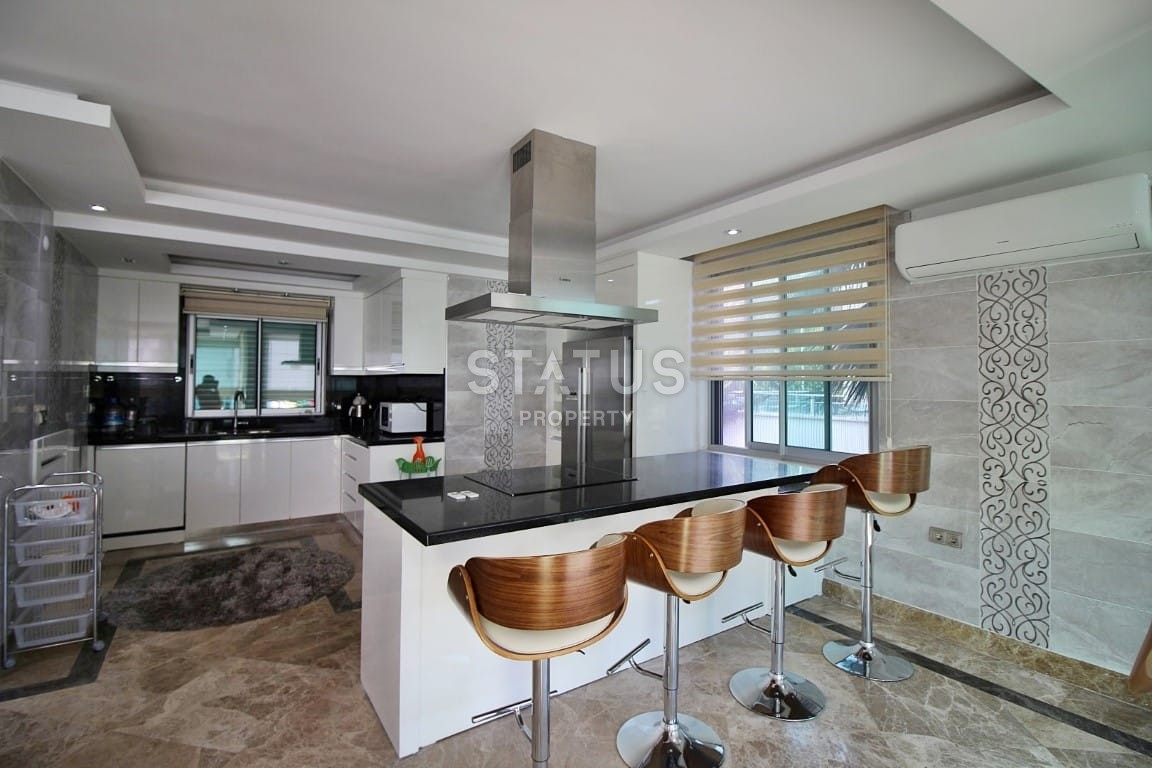 Двухэтажная просторная вилла 5+1 с собственным садом и бассейнов в районе Каргыджак, 280м2 фото 24