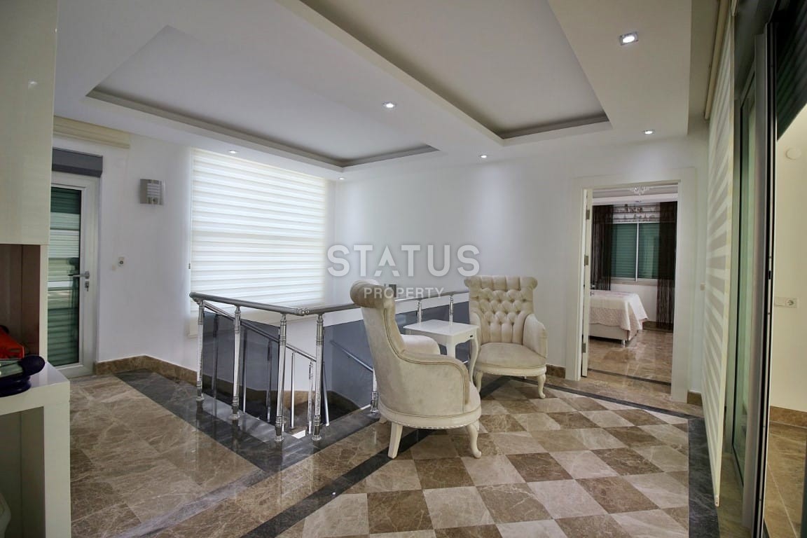 Двухэтажная просторная вилла 5+1 с собственным садом и бассейнов в районе Каргыджак, 280м2 фото 25