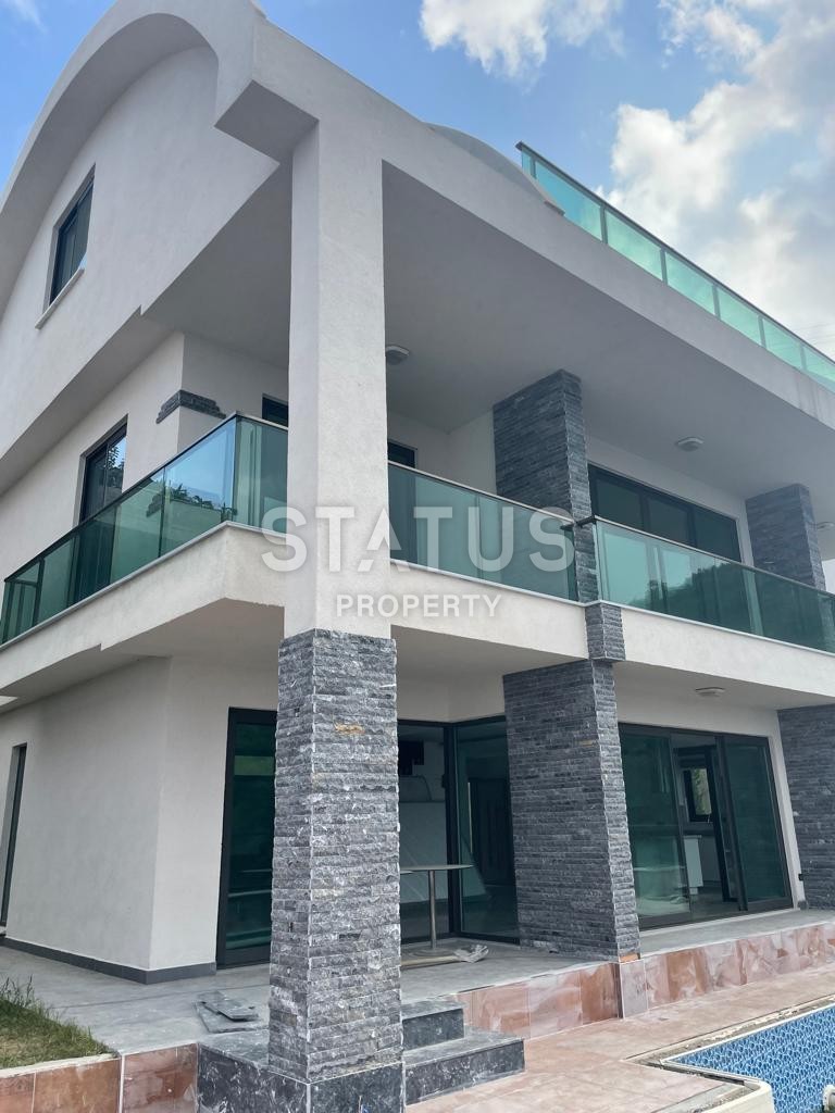 Three-storey villa 5+1 in a complex of villas on the first coastline in Kargicak, 350m2 фото 4