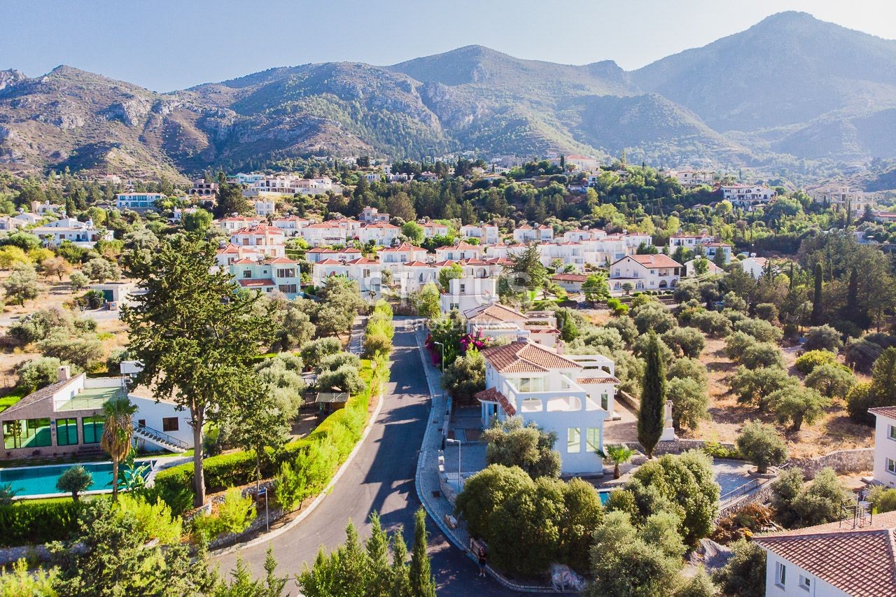 5-room villa 250 m? 10 minutes from the sea. фото 3