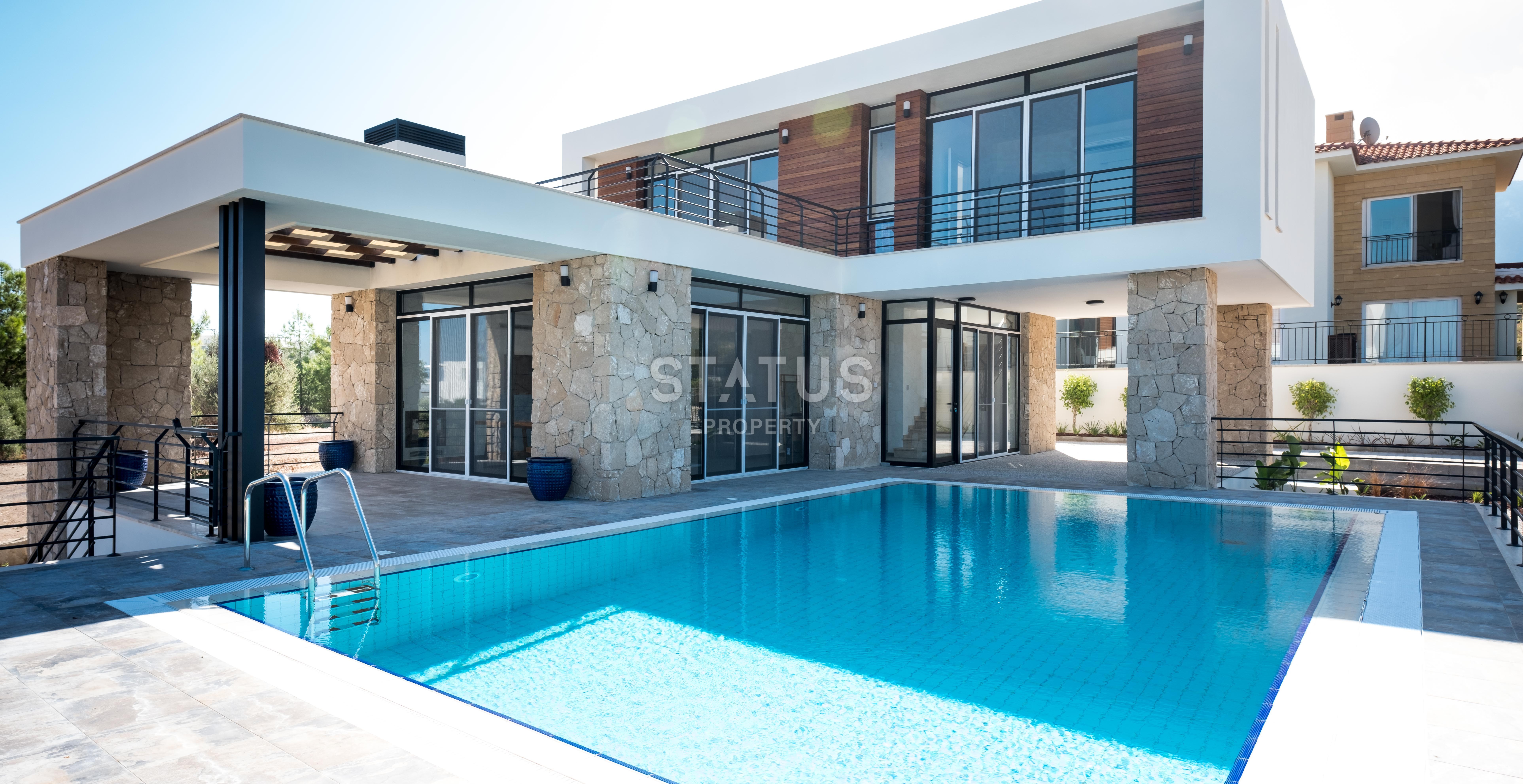 Современная четырехкомнатная вилла 220 м2 в комплексе на первой линии от моря фото 3