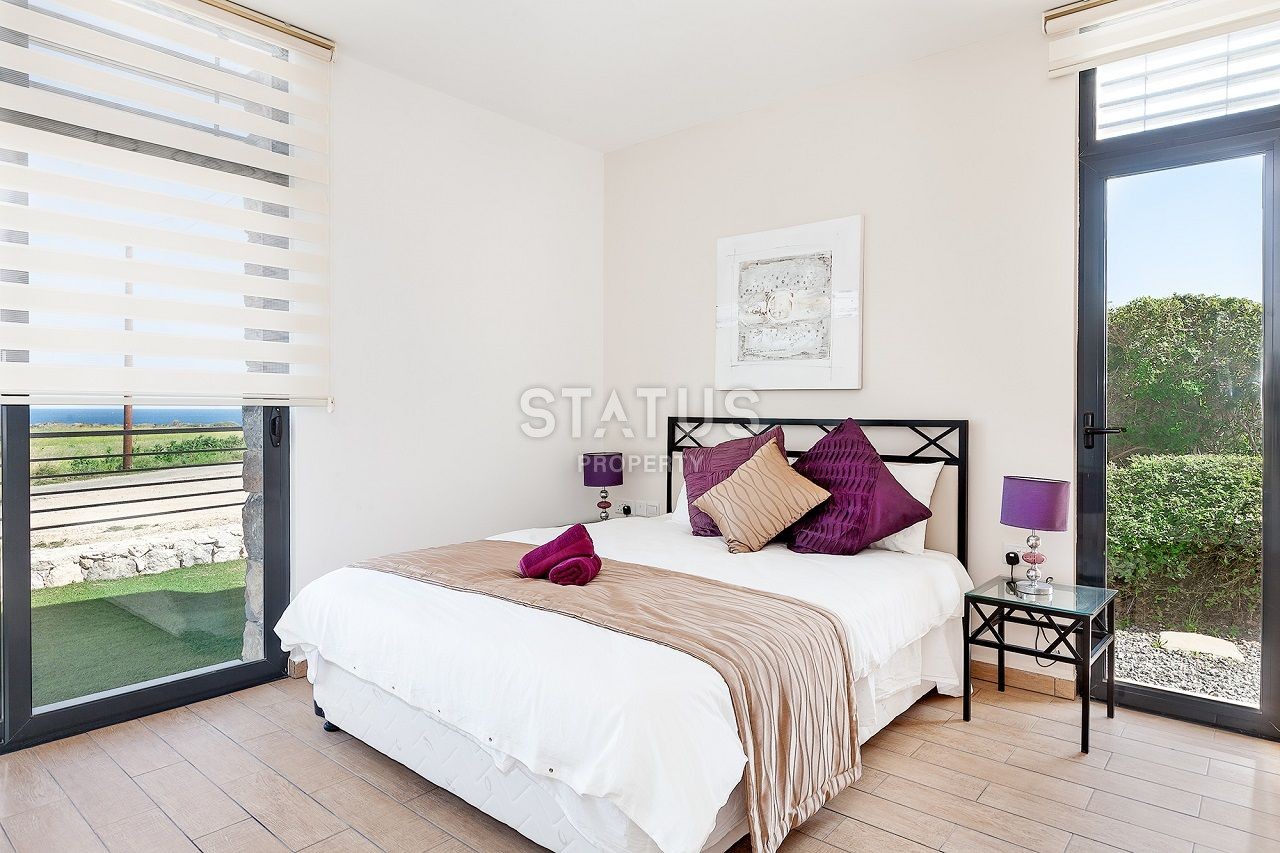 Современная четырехкомнатная вилла 180 м2 в комплексе на первой линии от моря фото 17