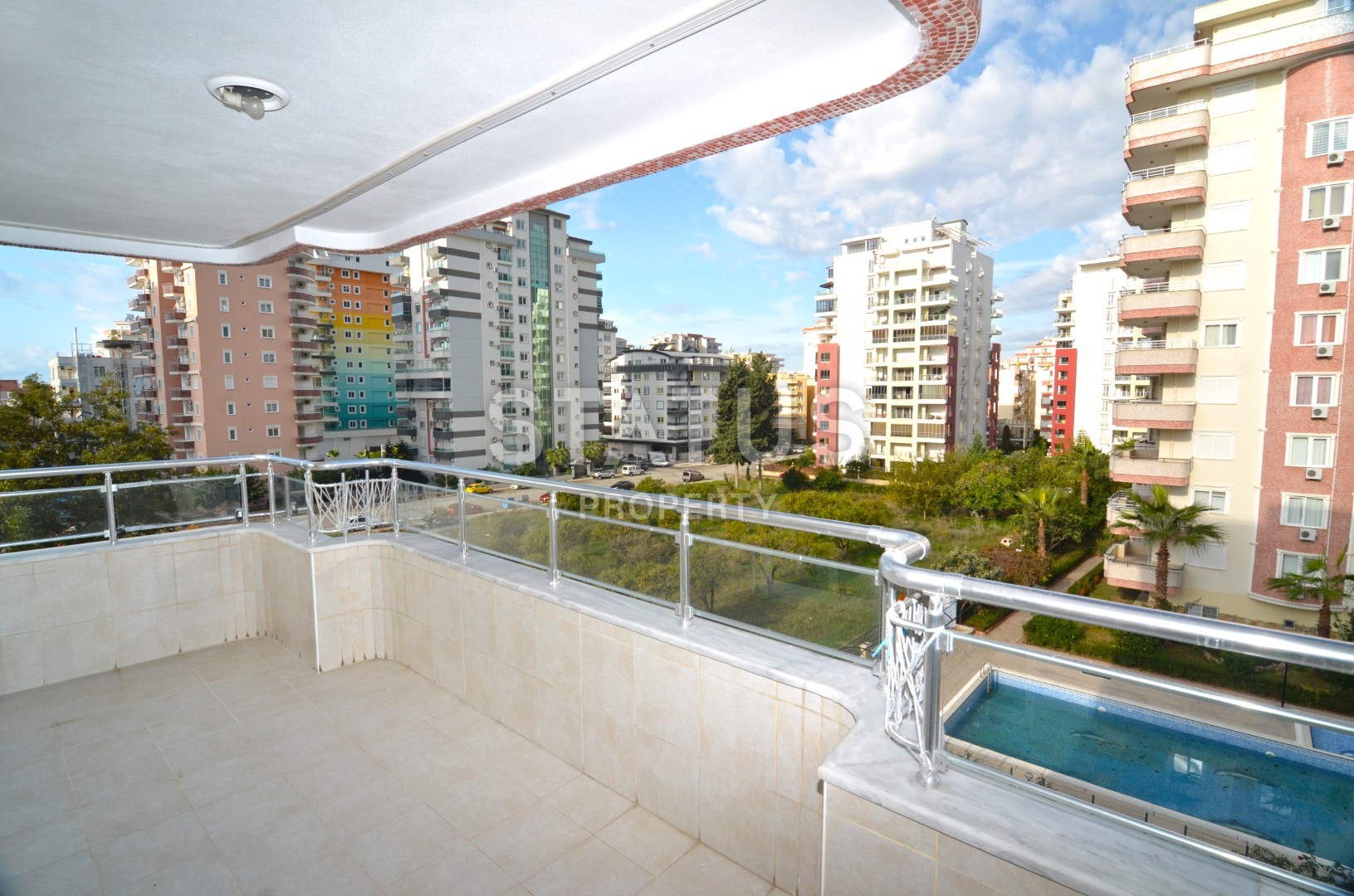 Огромная квартира в Махмутларе планировки 1+1 с мебелью 82 кв.м. фото 16