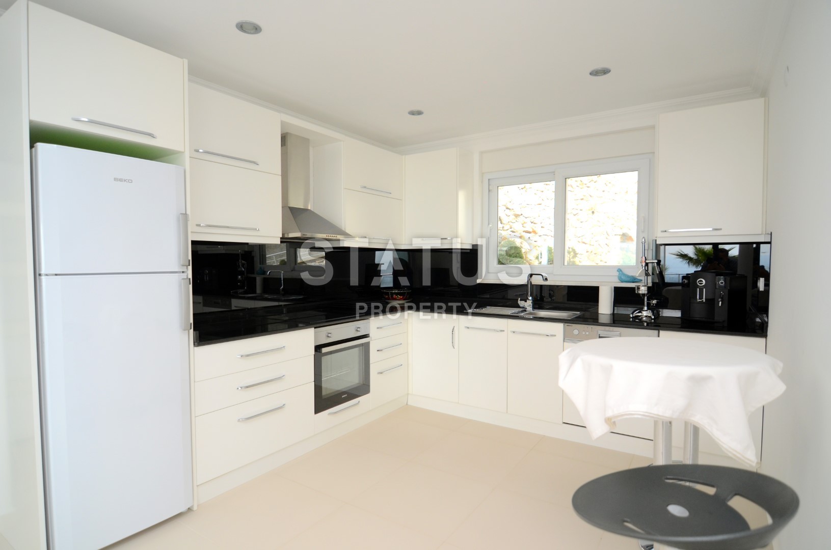 Luxury villa in Kargicak with furniture and stunning views of 400 sq.m. фото 4