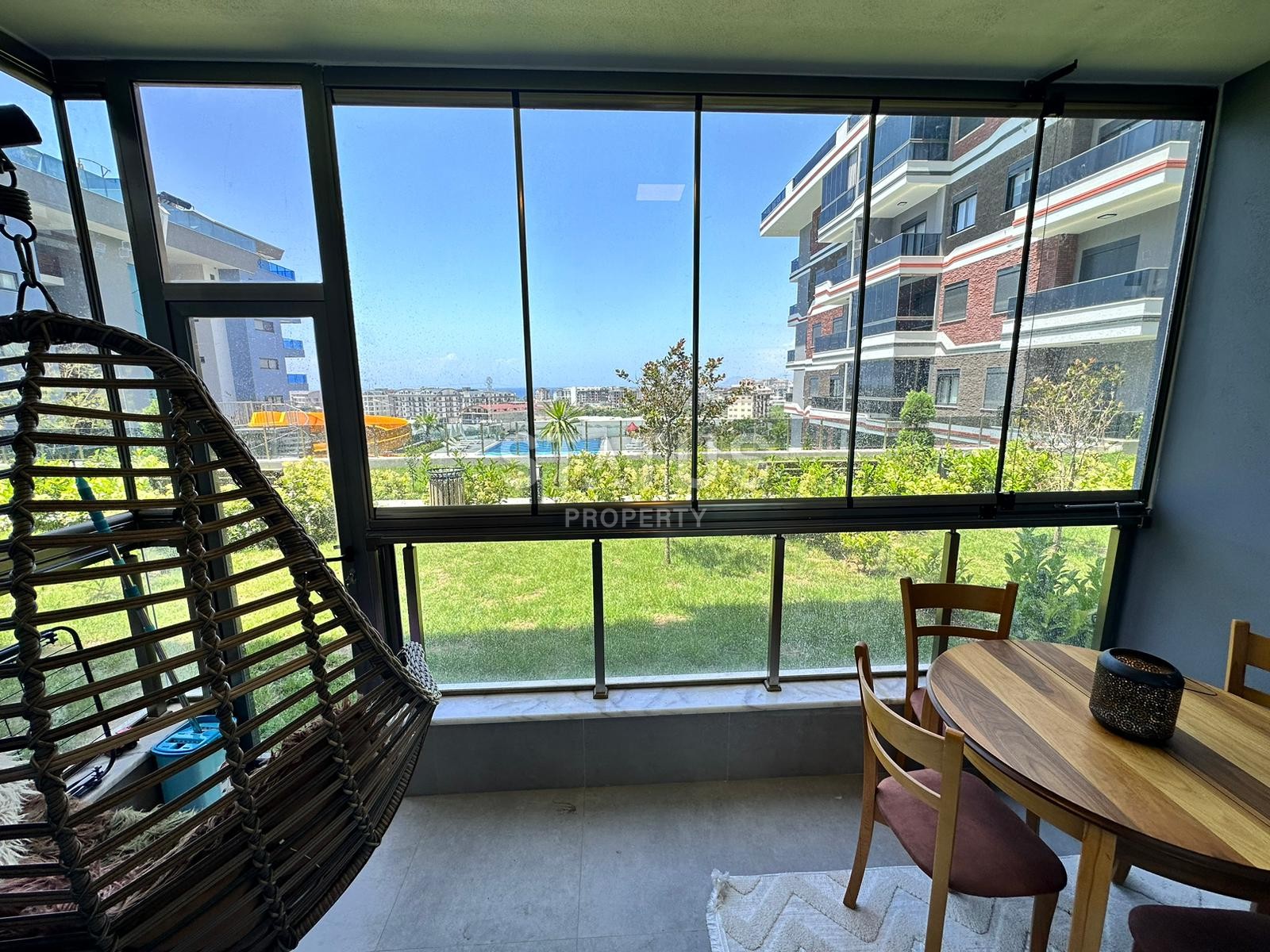 Cozy furnished 1+1 apartment with private garden in a new complex in Kargicak, 50m2 фото 13