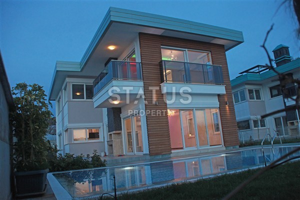 Три люкс – виллы на побережье в районе Демирташ, 455 – 600 м2 фото 2