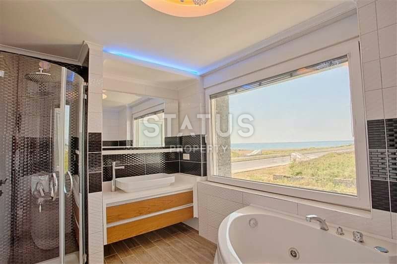 Три люкс – виллы на побережье в районе Демирташ, 455 – 600 м2 фото 22