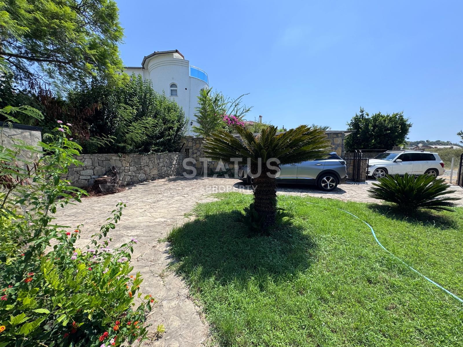 Вилла 4+1 с большим участком земли в районе Тюрклер, 800 м2 фото 1