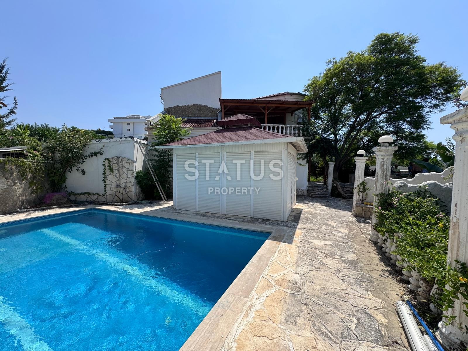 Вилла 4+1 с большим участком земли в районе Тюрклер, 800 м2 фото 2