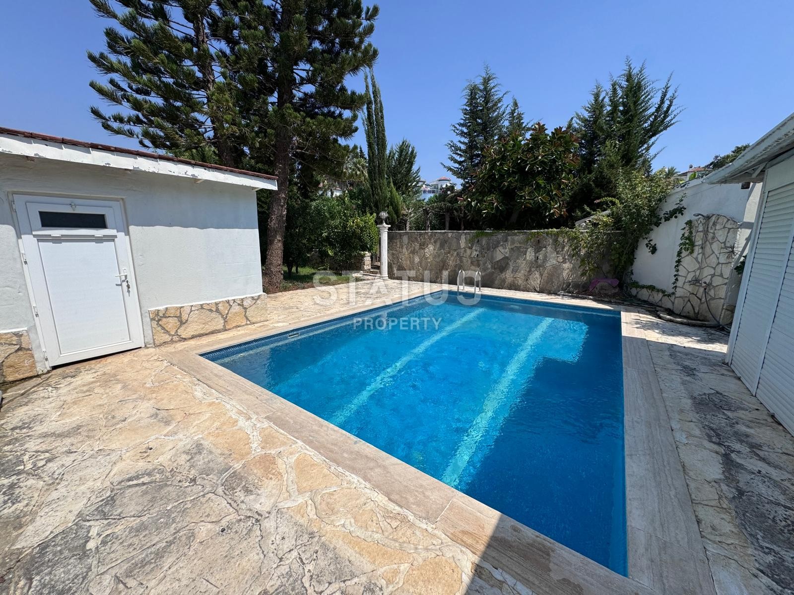 Вилла 4+1 с большим участком земли в районе Тюрклер, 800 м2 фото 3