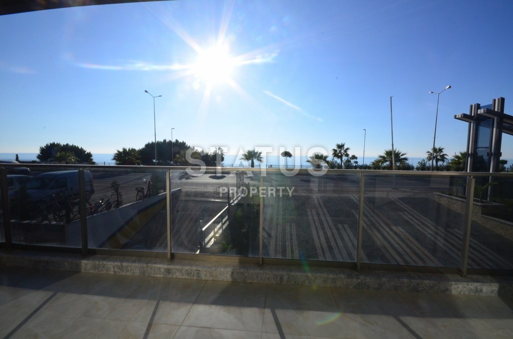 Трёхкомнатная квартира с видом на море на первой береговой линии в Махмутларе, 80 м2 фото 1