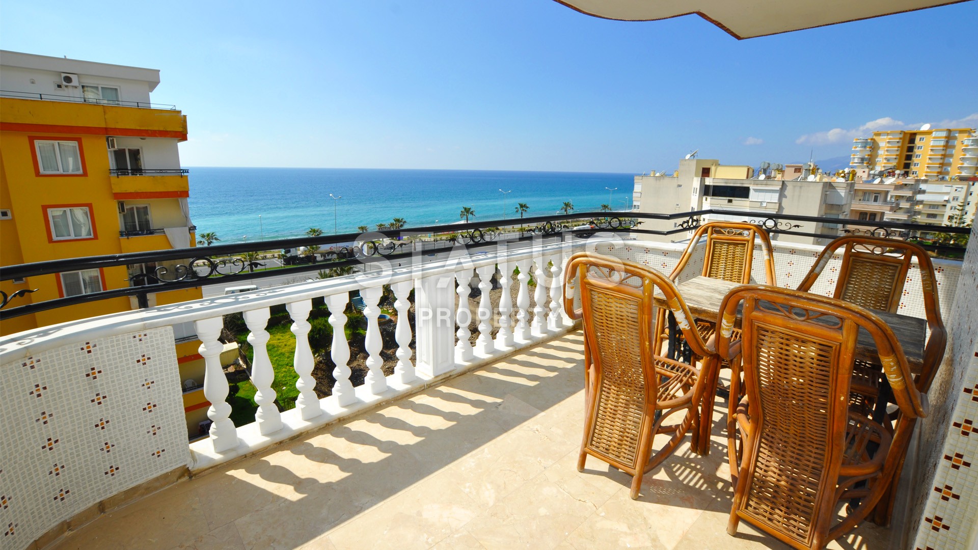 Двухуровневые апартаменты на первой береговой линии в районе Махмутлар фото 1