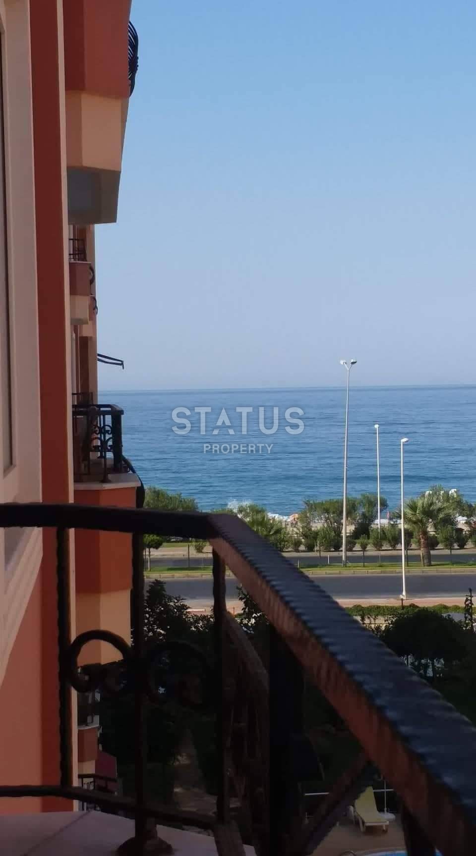 Квартира 2+1 в Махмутларе на первой линии с боковым видом на море фото 1