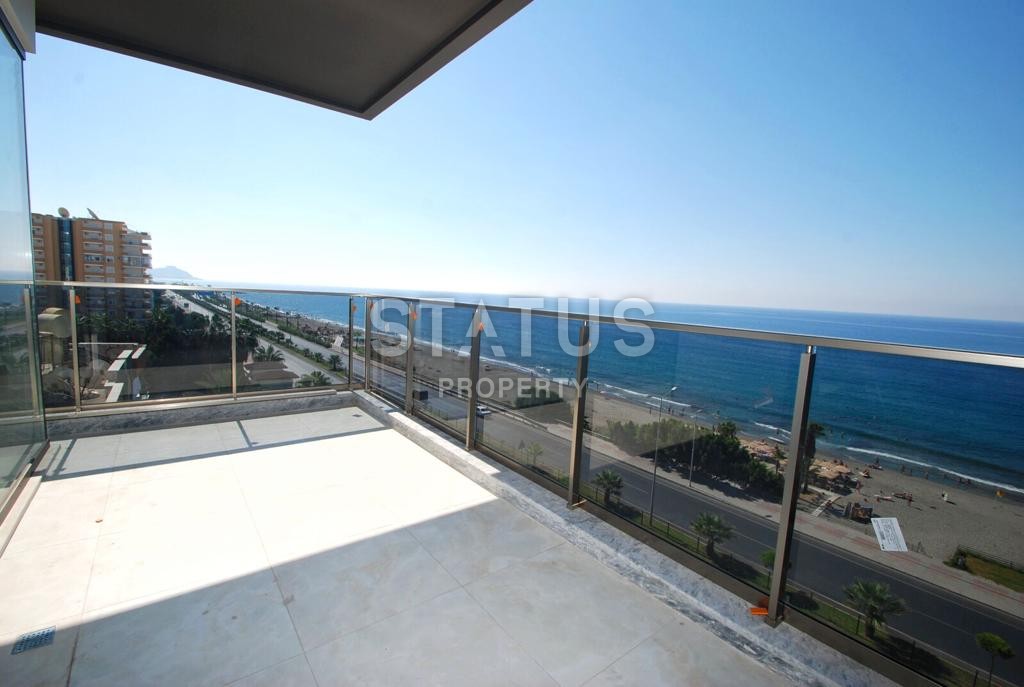 Светлая трехкомнатные апартаменты на первой береговой линии в районе Махмутлар фото 1