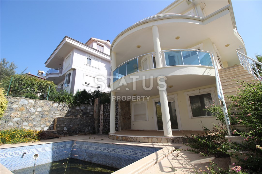 Three-storey villa with a swimming pool in Kargicak area фото 3
