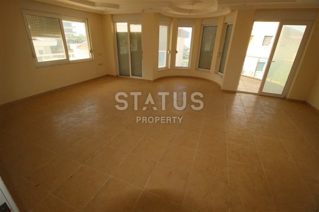 Three-storey villa with a swimming pool in Kargicak area фото 4