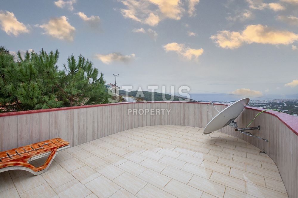 Furnished villa with private garage in Kargicak. 190 sq.m. фото 14