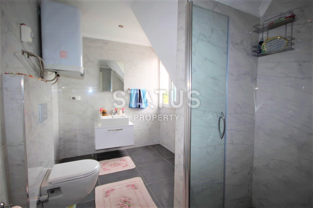 Меблированный дуплекс 2+1 с видом на море и горы в районе Кестель, 165 м2. фото 25