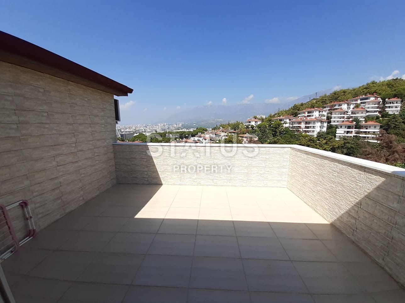 Двухуровневая четырехкомнатная квартира с мебелью в 150 метрах от моря. фото 4