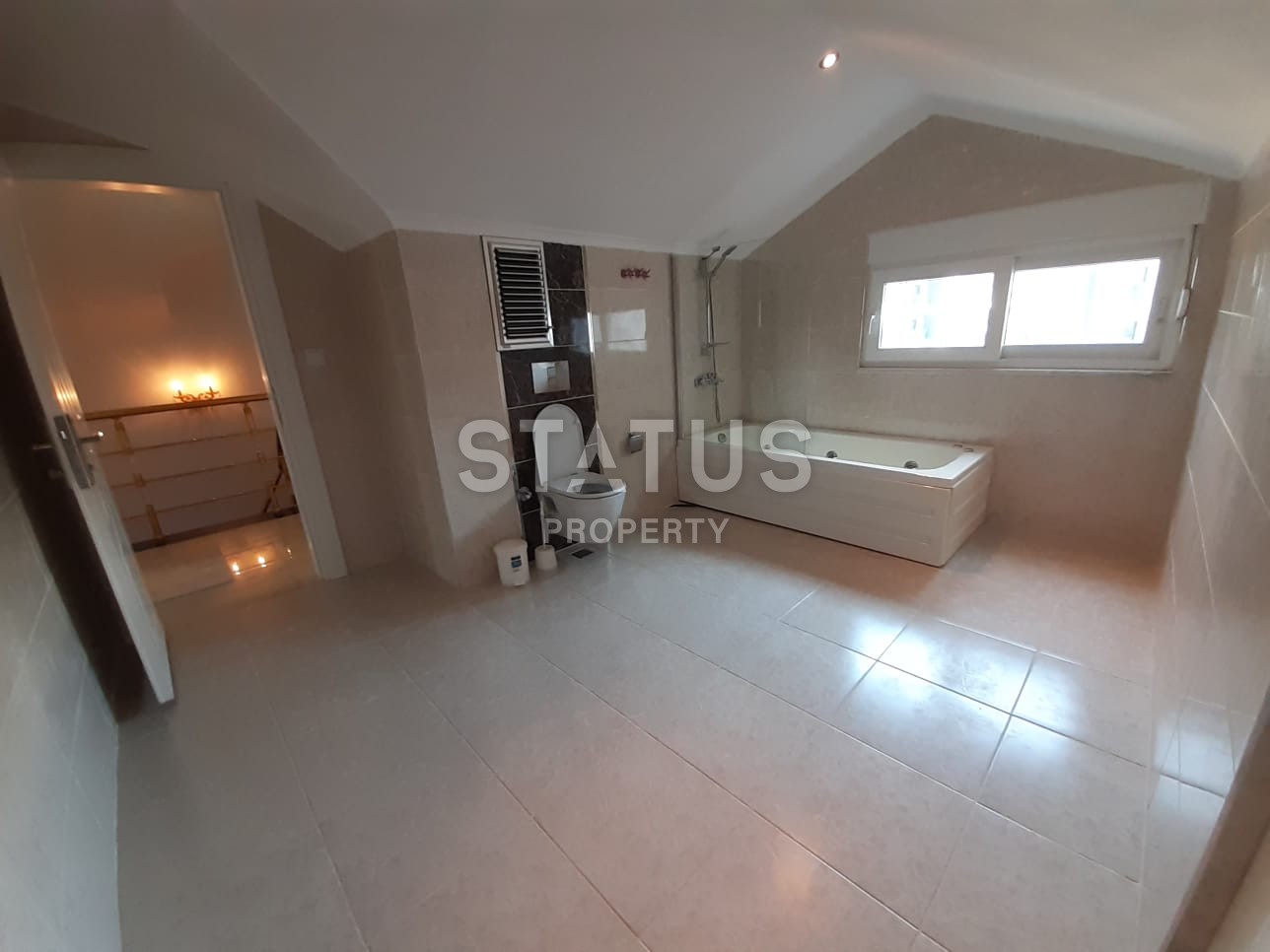 Двухуровневая четырехкомнатная квартира с мебелью в 150 метрах от моря. фото 6