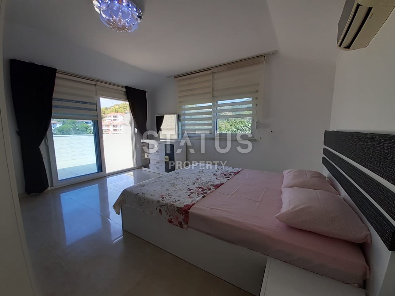 Двухуровневая четырехкомнатная квартира с мебелью в 150 метрах от моря. фото 10