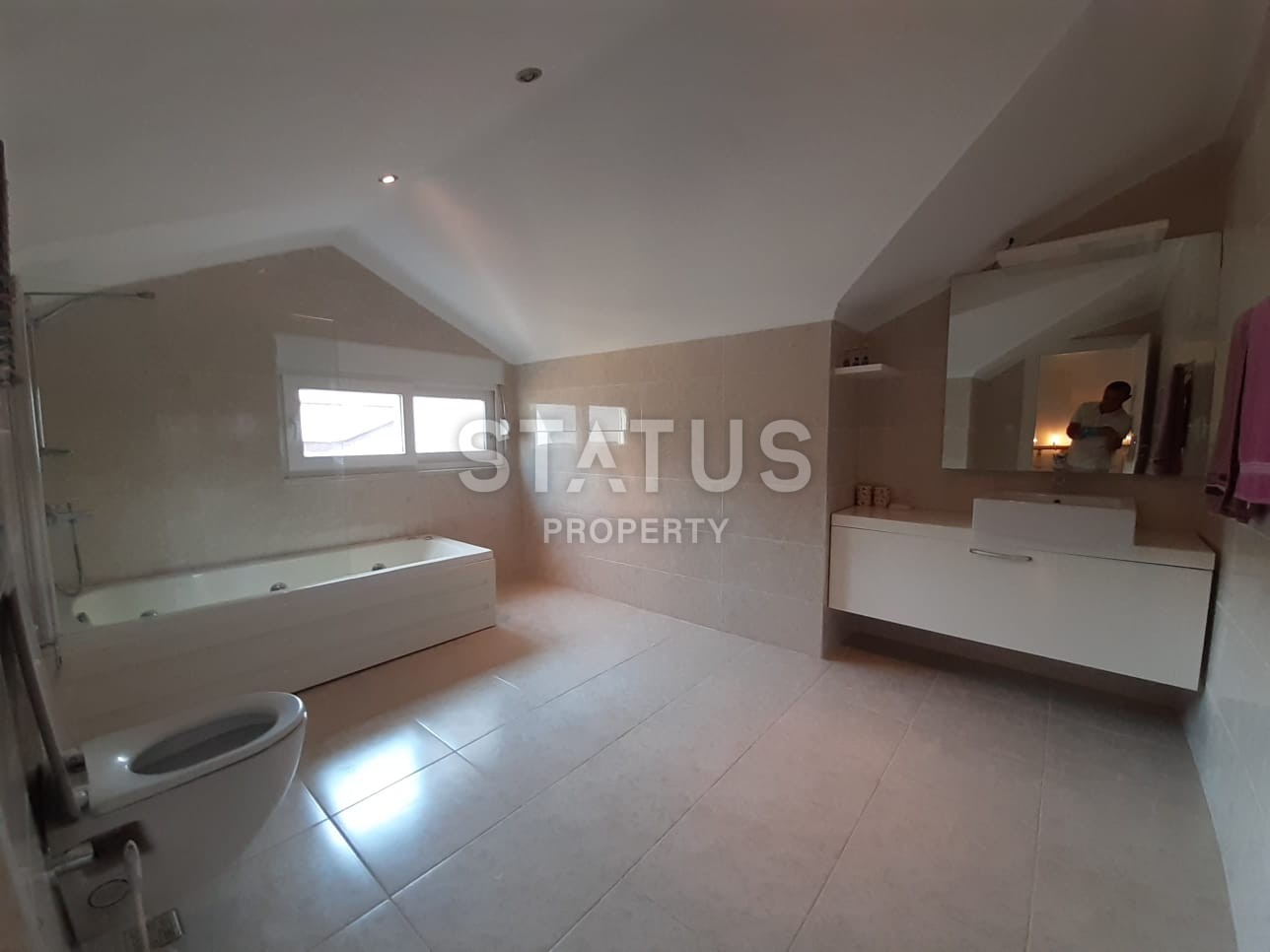 Двухуровневая четырехкомнатная квартира с мебелью в 150 метрах от моря. фото 11