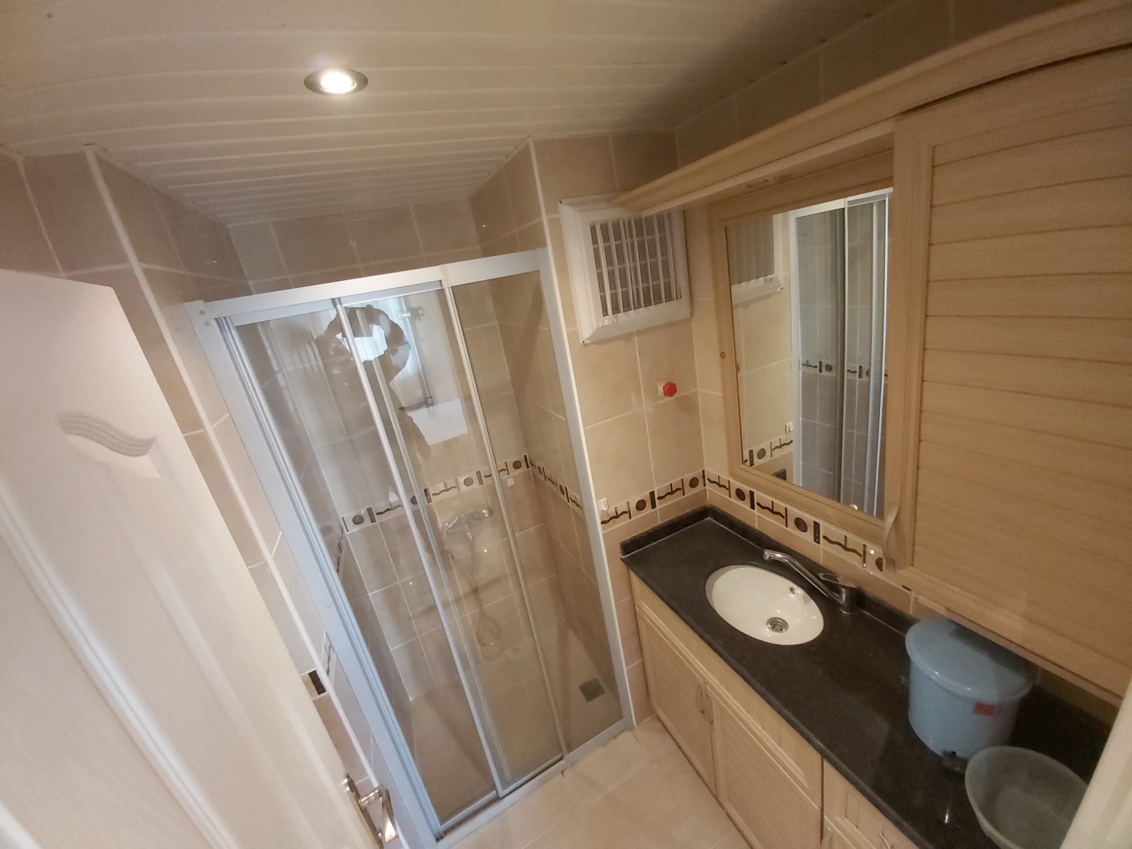 Большая по площади трехкомнатная квартира с мебелью на ул. Барбаросса, 130м2 фото 16