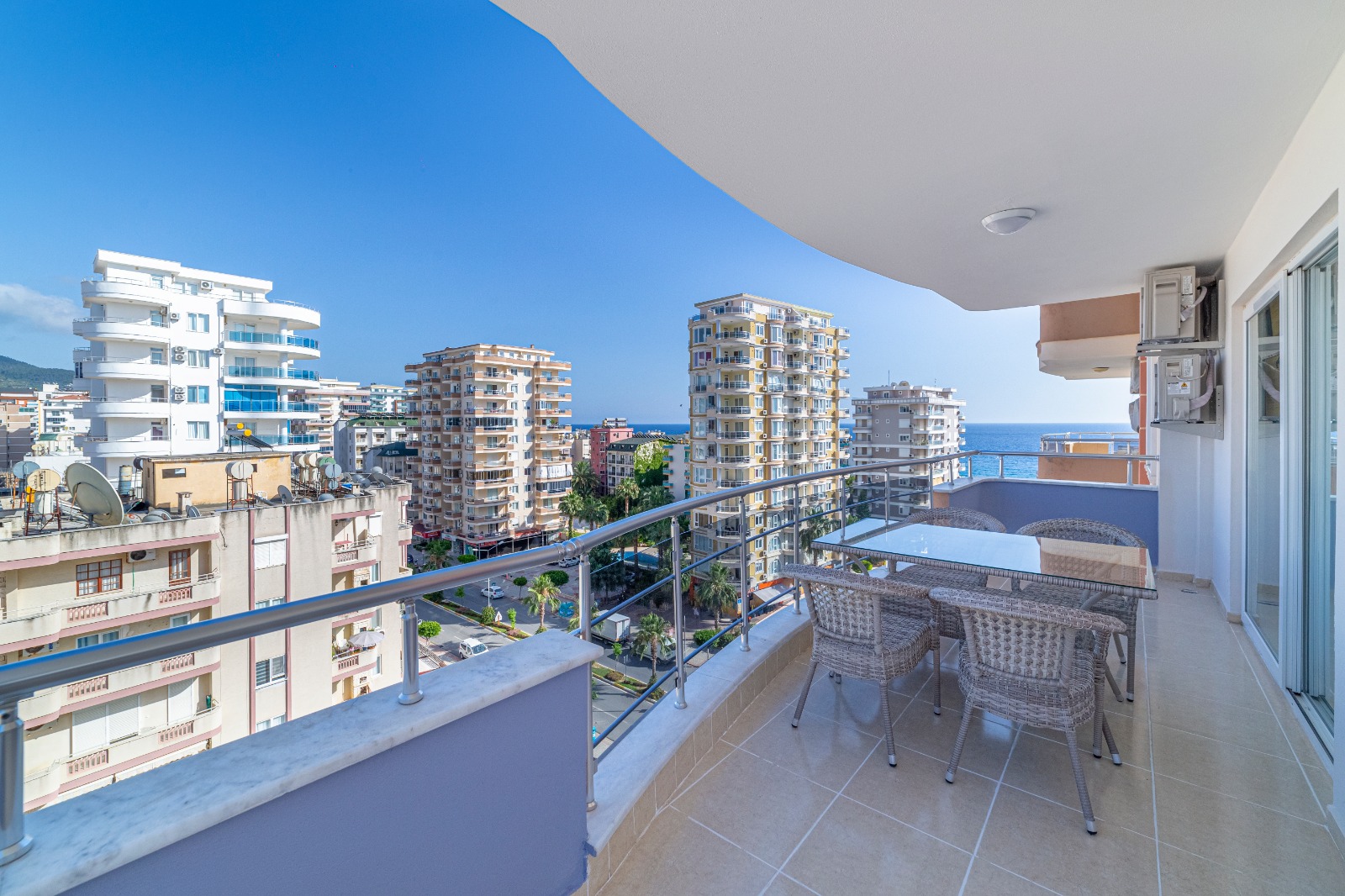 Трехкомнатная квартира с новой мебелью и боковым видом на море на ул.Барбаросса , 115м2 фото 3