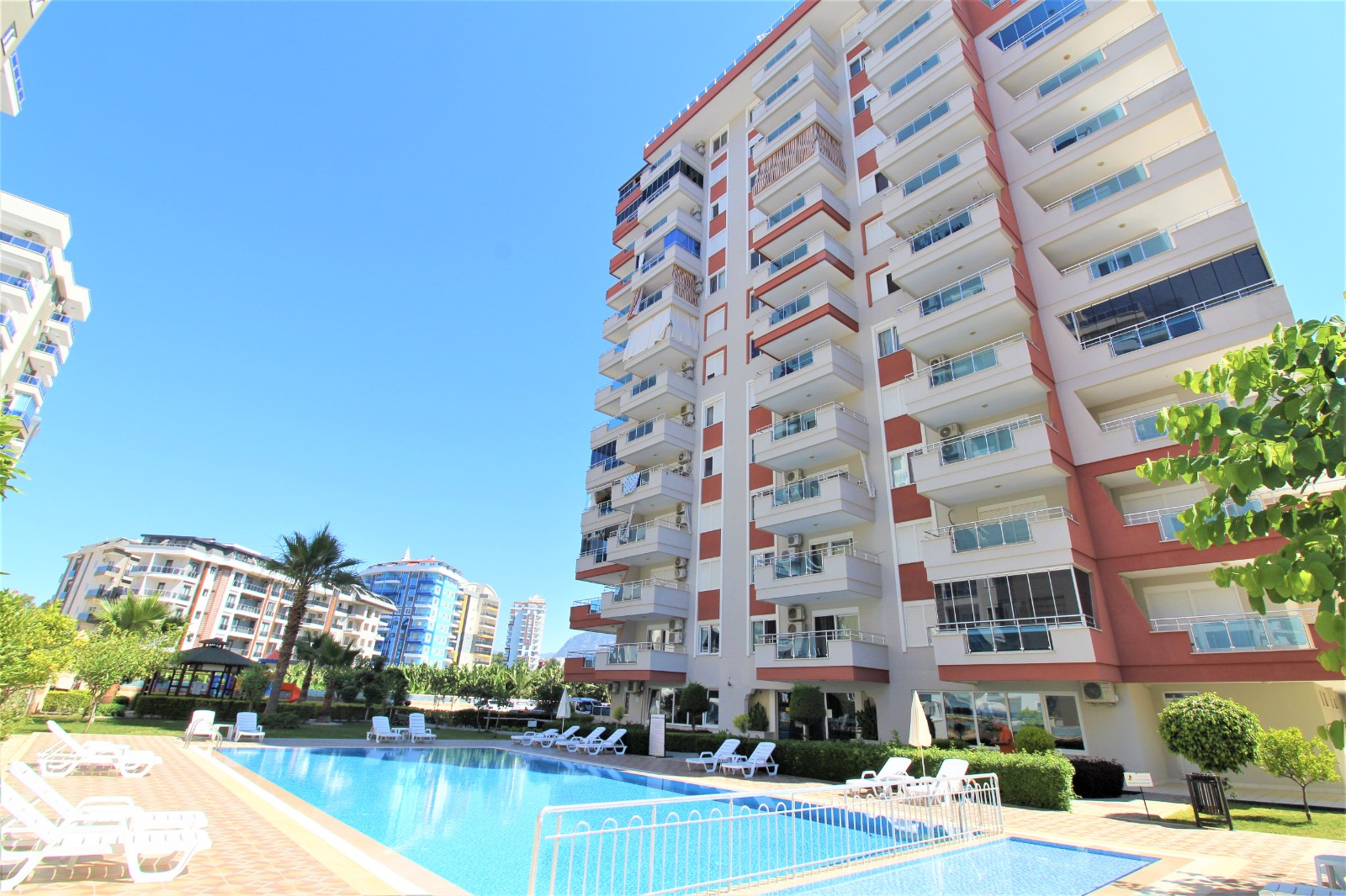 Квартира 1+1 с мебелью в 600 метрах от моря в Махмутларе, 70 м2. фото 1