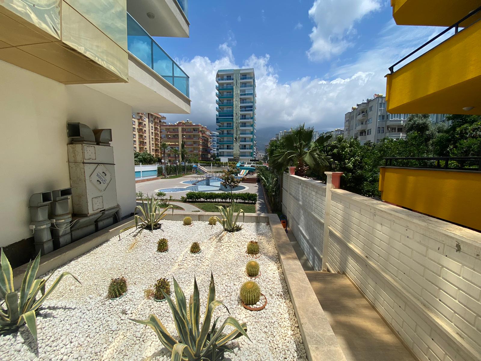 Квартира 1+1 с новой мебелью и боковыми видами на море и горы, в Махмутларе. 65кв.м. фото 4