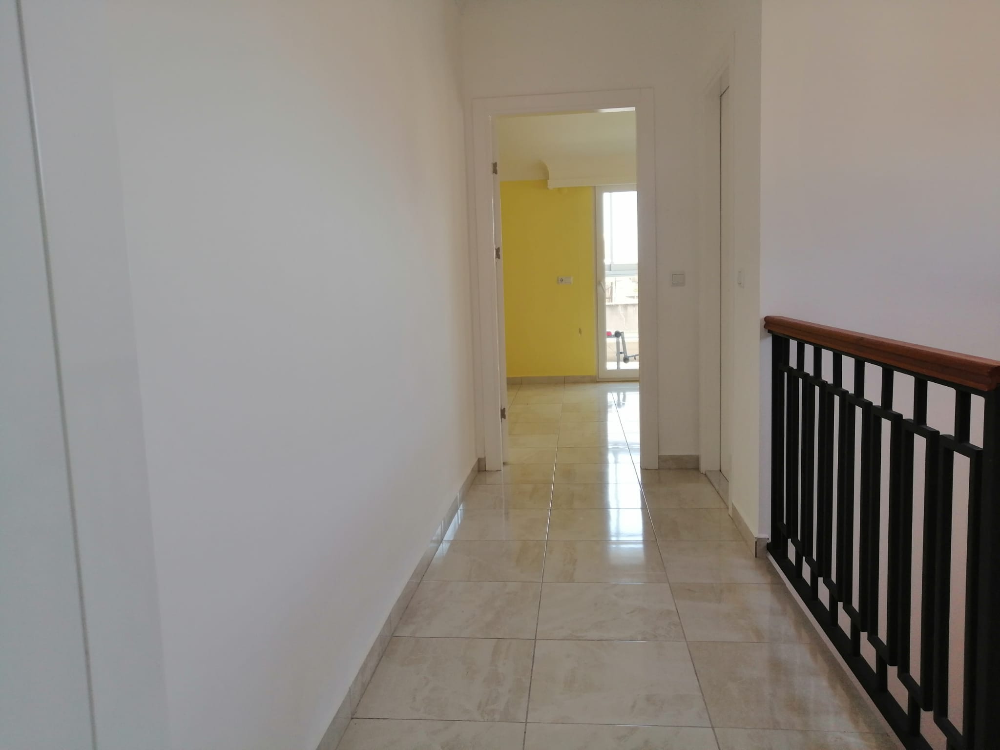 Двухуровневая квартира 3+1 с мебелью в районе пляжа Клеопатры, 130 м2. Центр. фото 3