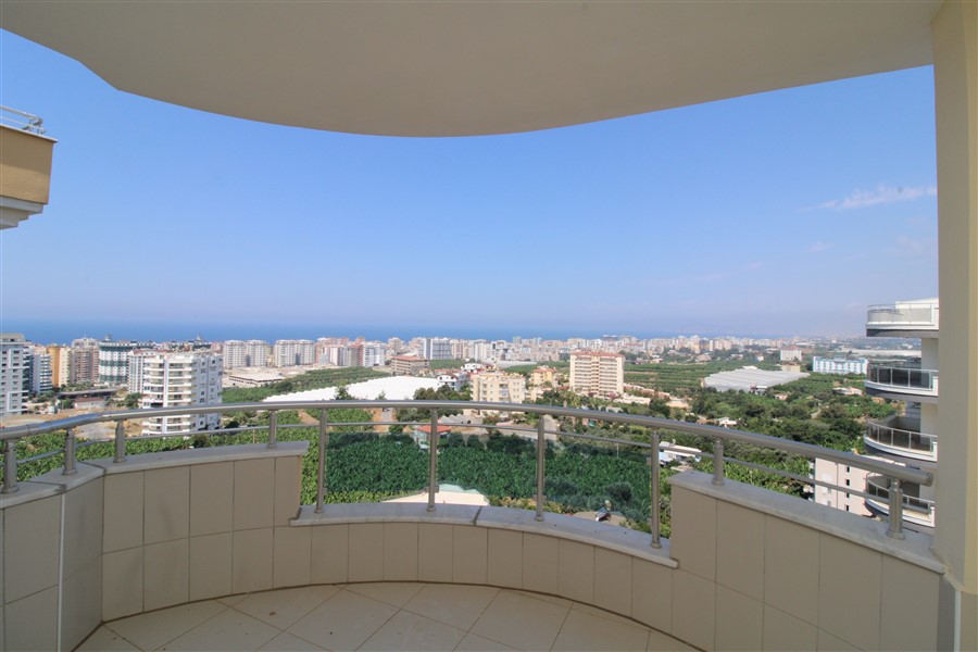 Spacious 4+1 duplex with sea and mountain views in Mahmutlar, 380 m2. фото 3