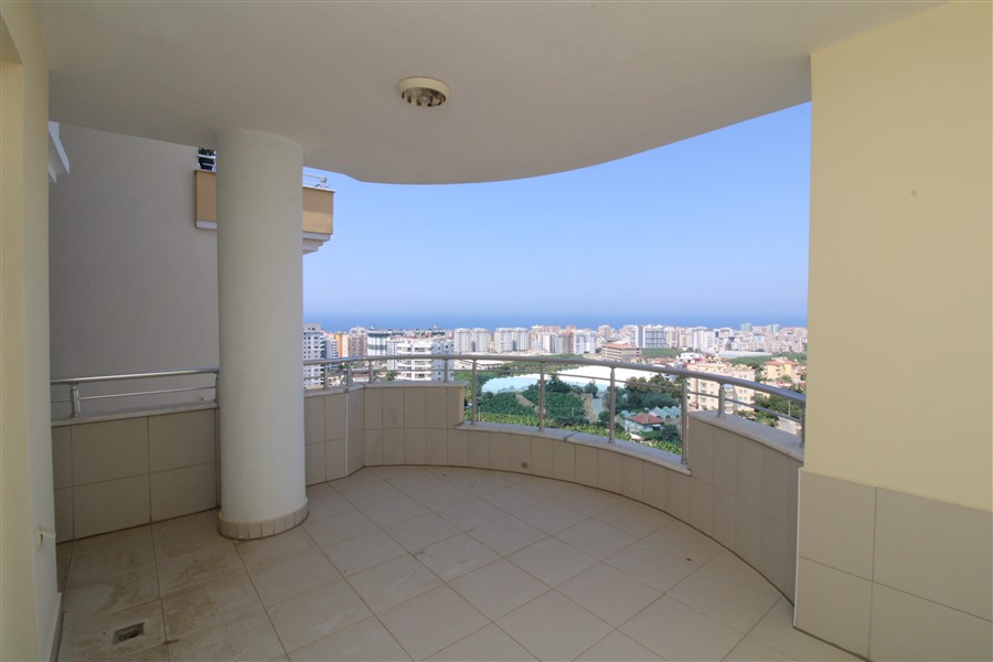 Spacious 4+1 duplex with sea and mountain views in Mahmutlar, 380 m2. фото 4