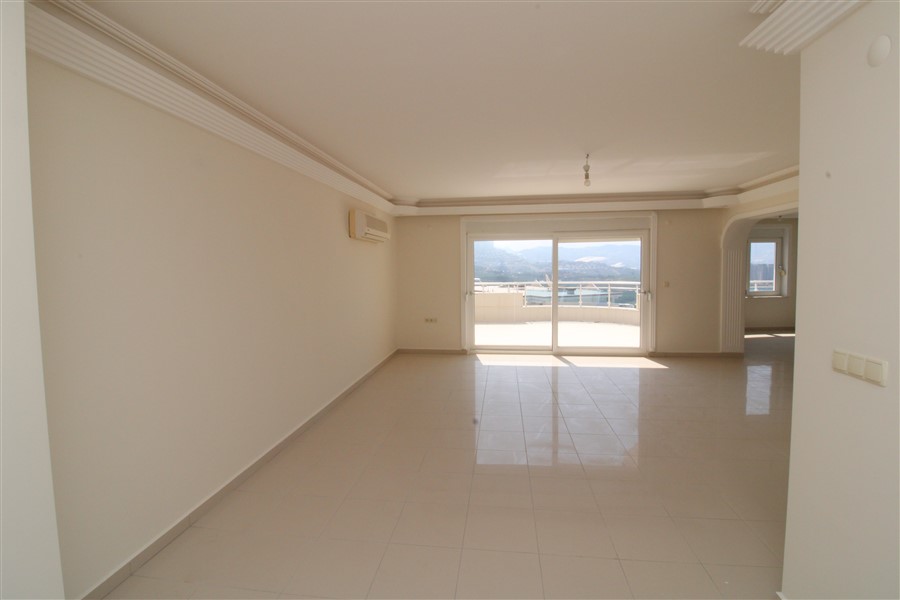 Spacious 4+1 duplex with sea and mountain views in Mahmutlar, 380 m2. фото 21