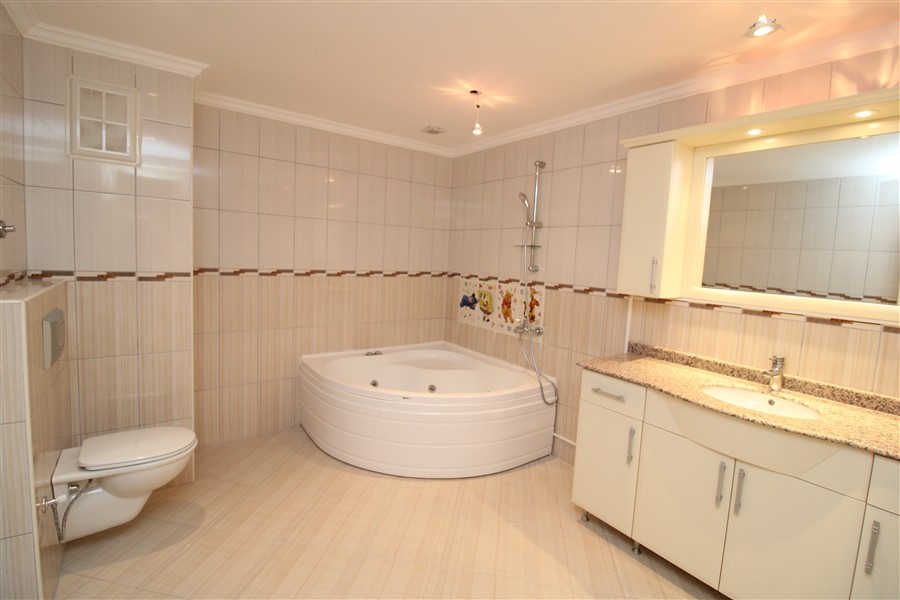 Spacious 4+1 duplex with sea and mountain views in Mahmutlar, 380 m2. фото 27