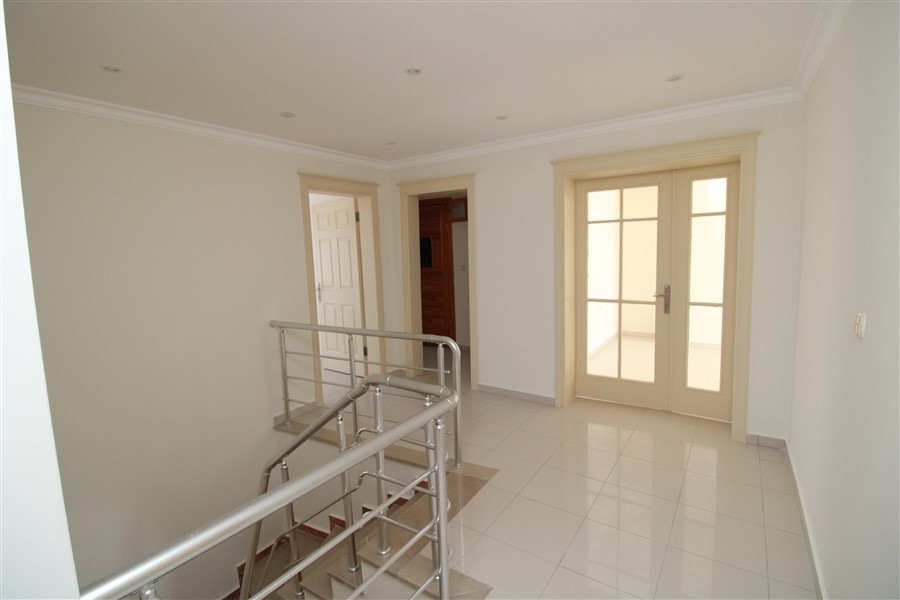 Spacious 4+1 duplex with sea and mountain views in Mahmutlar, 380 m2. фото 33