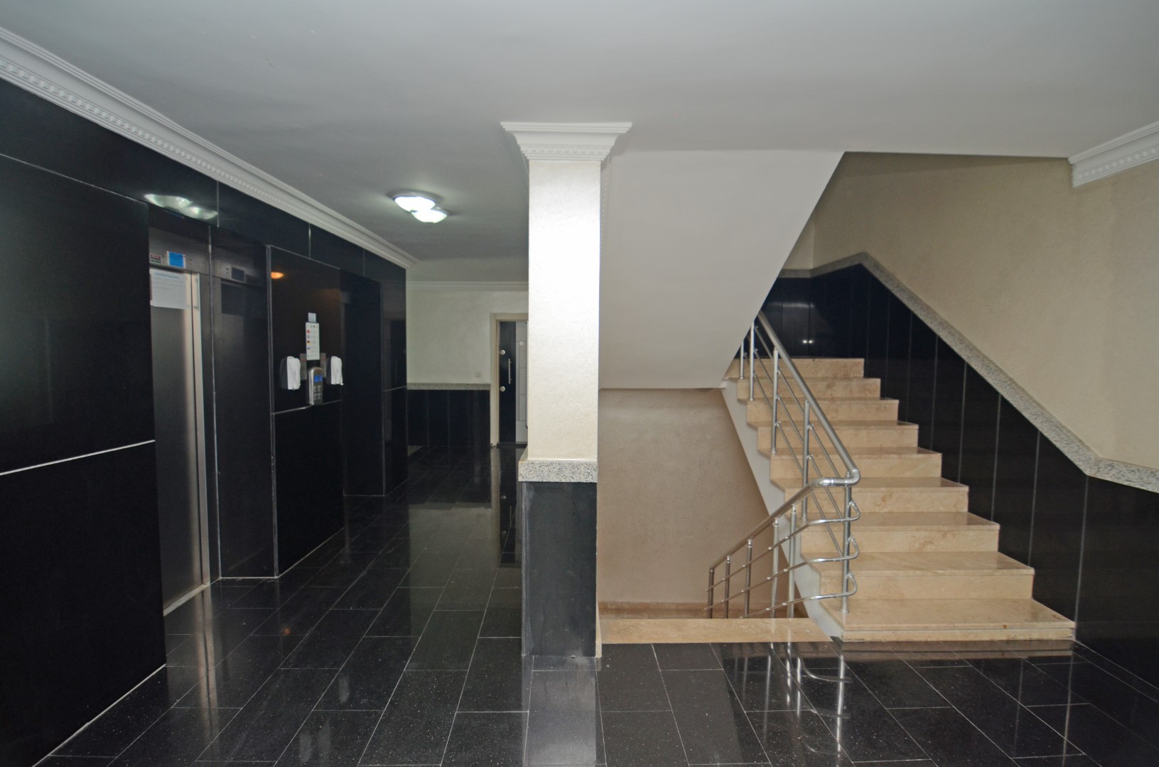 Квартира 2+1 и пентхаус 4+1 с видом на море и крепость в Махмутларе. фото 4