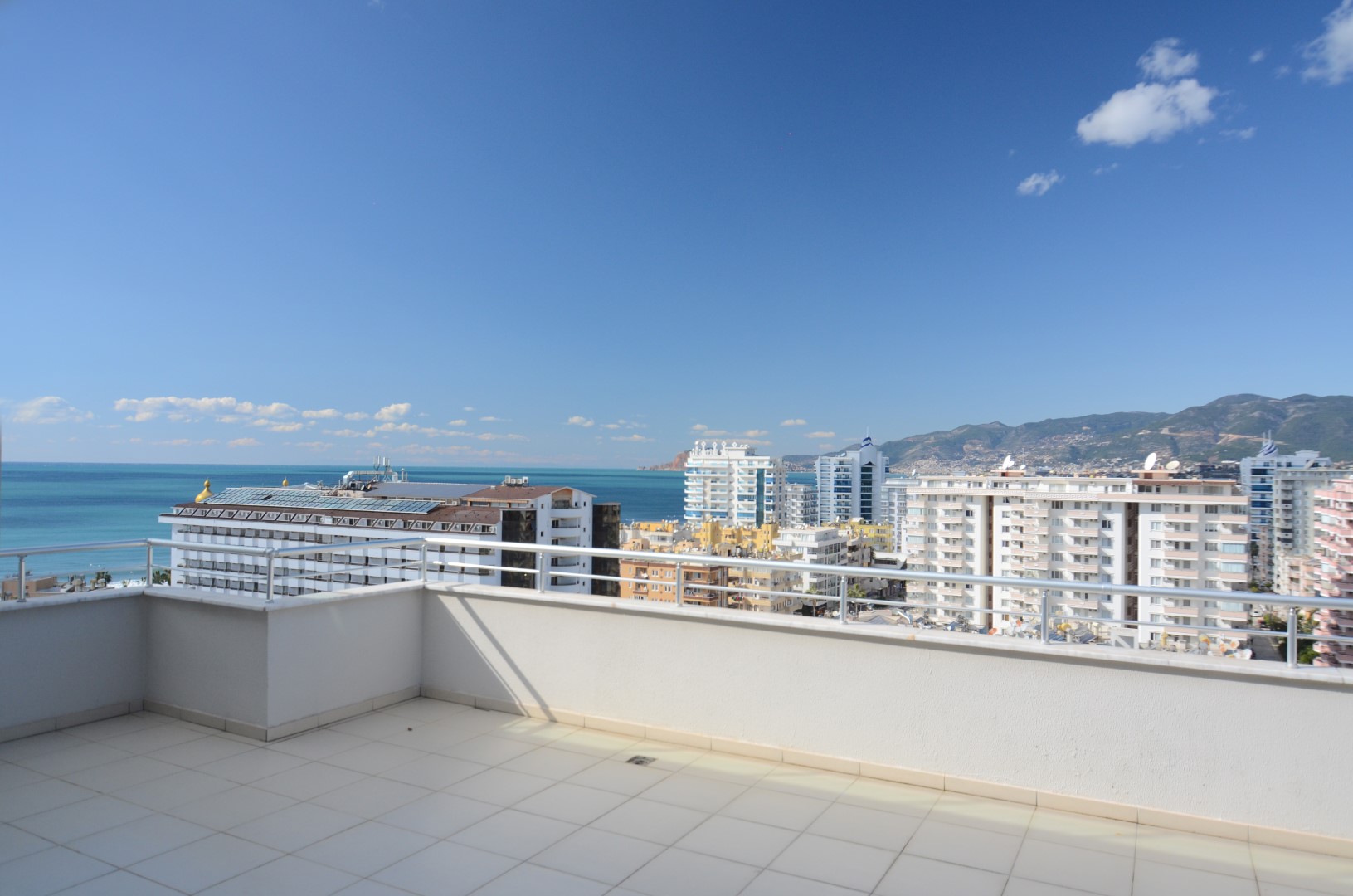 Квартира 2+1 и пентхаус 4+1 с видом на море и крепость в Махмутларе. фото 12