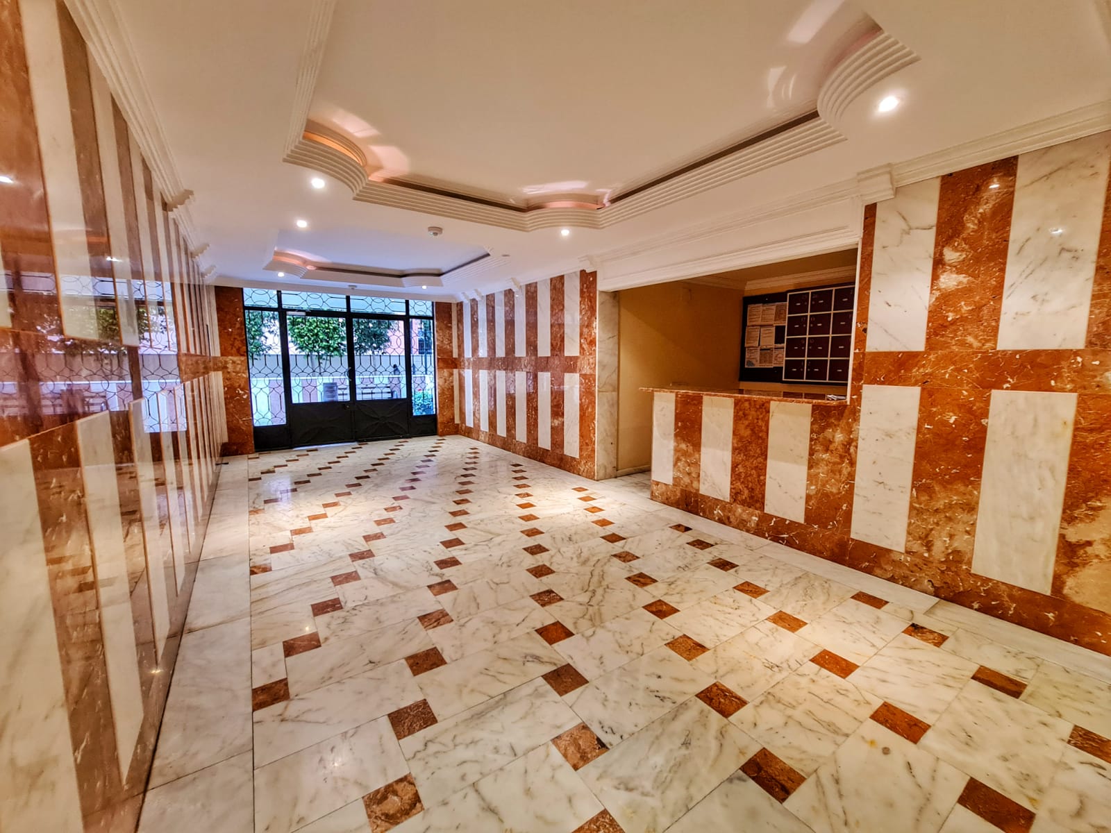 Крупнометражная квартира 2+1 с дизайнерским ремонтом недалеко от моря в Махмутларе, 135 м2. фото 5